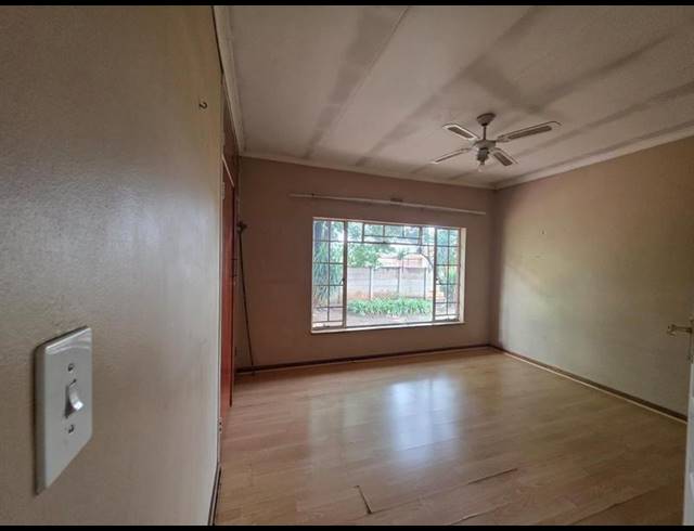 6 BEDROOM HOUSE FOR SALE IN CLAYVILLE EAST